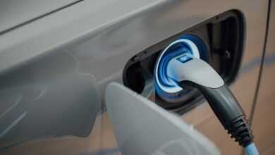 لقطة قريبة لمنفذ شحن سيارة كهربائية